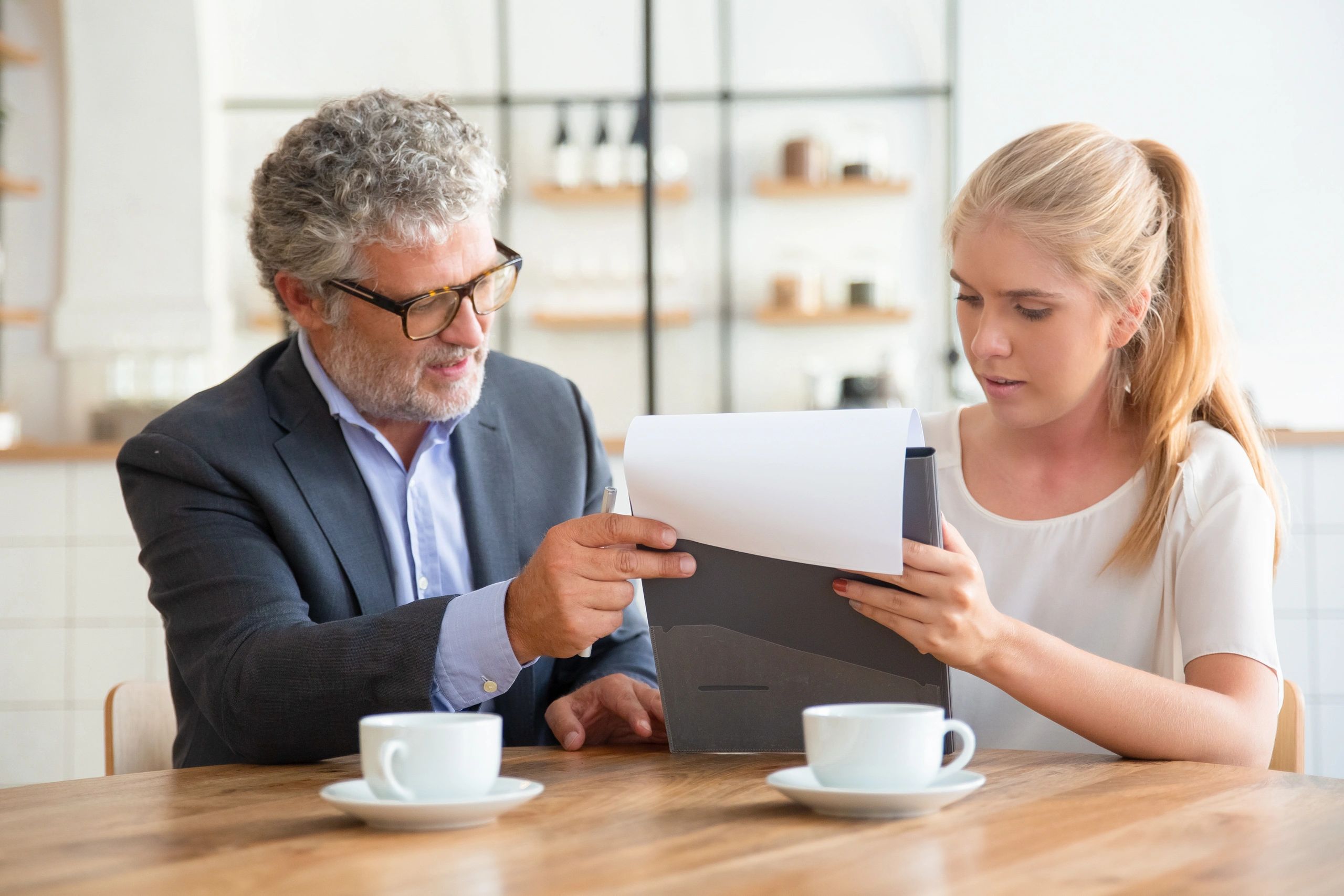 Asesor legal revisando documentos con cliente