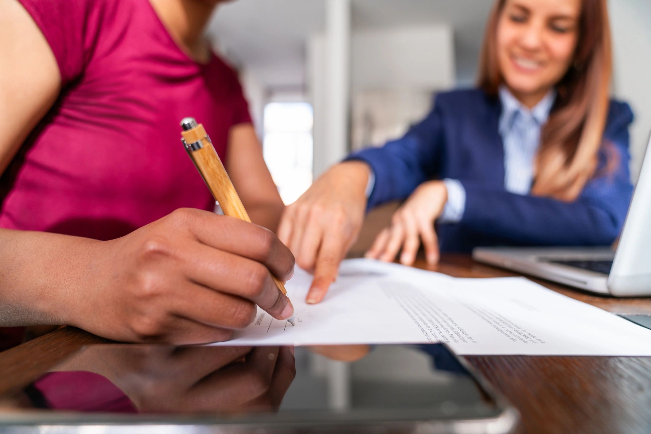 Firma de contrato en proceso inmobiliario