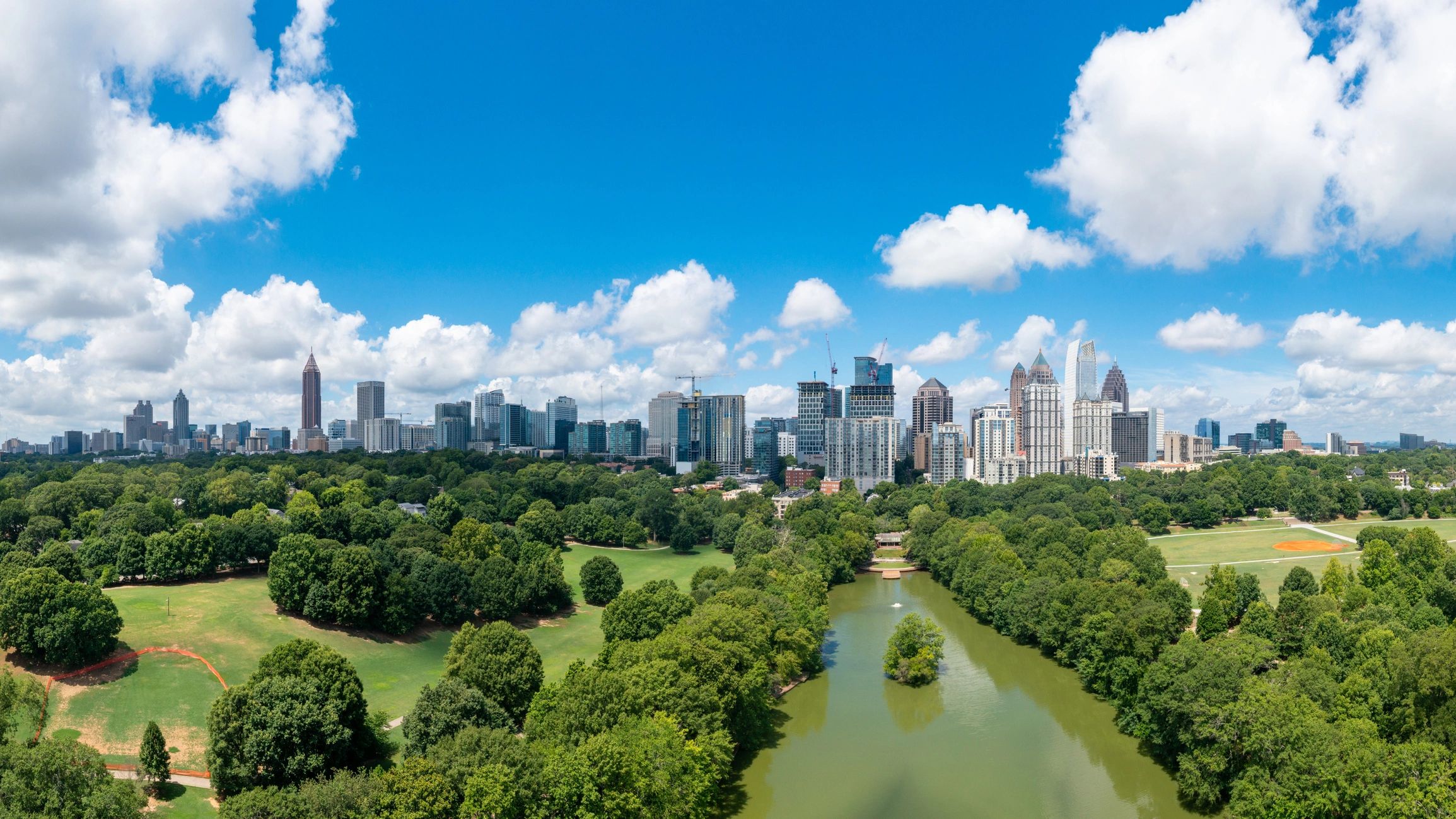 Panorámica urbana que refuerza el enfoque inmobiliario